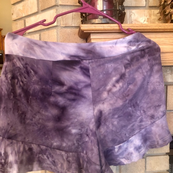 Ruffle bottom Purple Tye Dye stretchy shorts by RUE 21 size Medium - Picture 3 of 7
